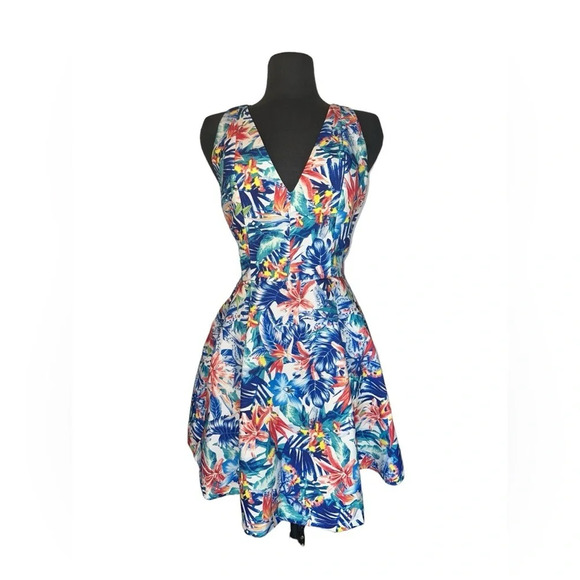 Romeo and Juliet Couture Criss Cross Back Tropical Print Fit and Flare Dress M - Picture 3 of 6